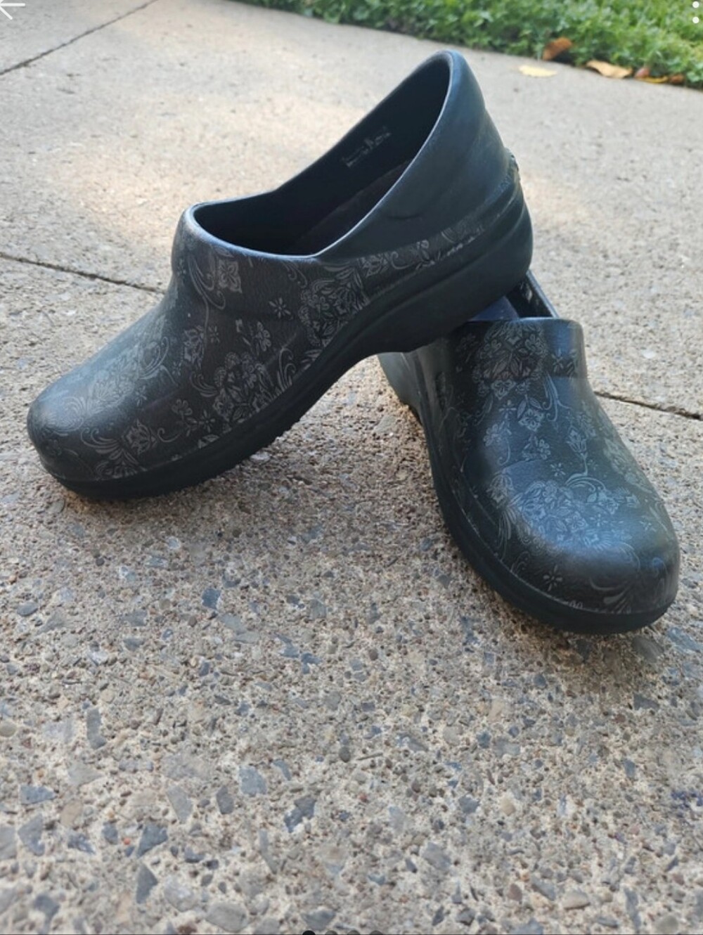 Crocs Women's Neria Pro II Graphic Work Clogs – Black/Gray Floral (Size 9, EU 39